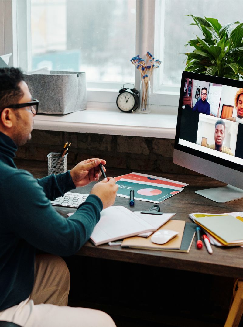 Formateur donnant une formation en visioconférence, illustrant les services de formation à distance d'ErenaCare dans le domaine des Life sciences.