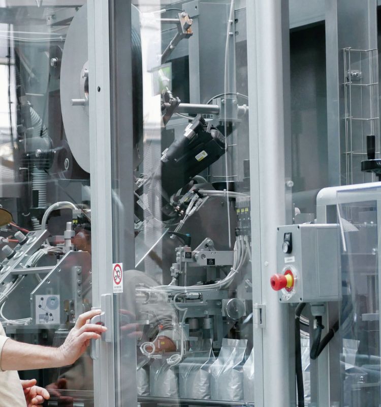 Homme travaillant sur des machines, illustrant la qualification / validation d'ErenaCare dans le domaine des Life sciences.